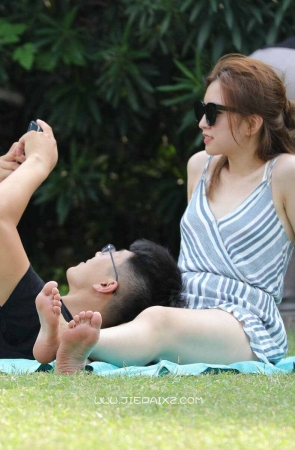 街拍极品白皙美腿高颜值女神第二套