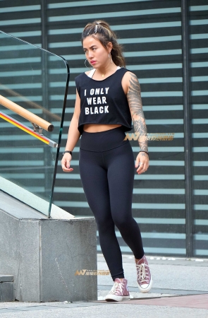 左手倒影：黑紧裤包臀的魅力