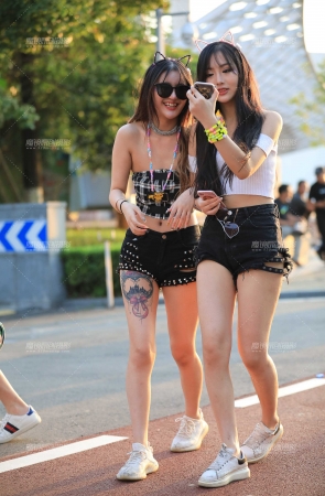 热裤是音乐节的标配吗