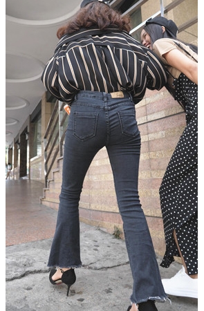 黑色牛仔紧身裤美眉