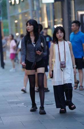 街拍长筒黑丝小姐姐
