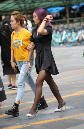 黑si 尖头细高跟少fu逛街为了美不怕累