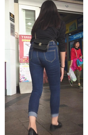 黑色小包包牛仔紧身小姐姐