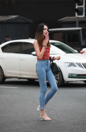 苗条身材牛仔紧身气质美女原图