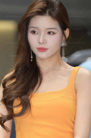 241121-3=94√奇瑞展台，美腿车模小姐姐 13P