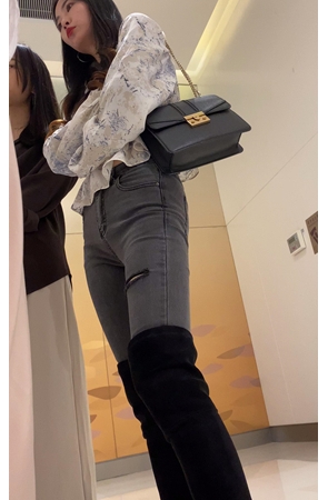 黑色长靴牛仔裤小姐姐