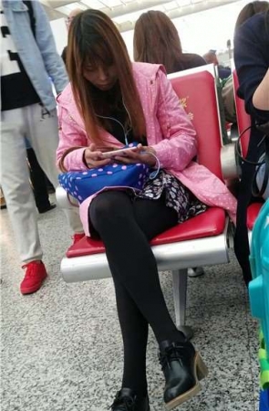 4k超清，高铁候车室内粉衣黑色裤袜身材娇小的美眉