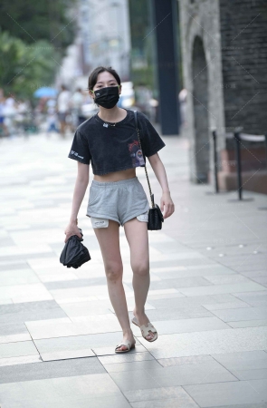 街拍居家热裤，较小美眉