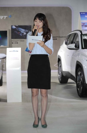 【街拍心灵】咖啡丝街拍高跟制服车展主持人