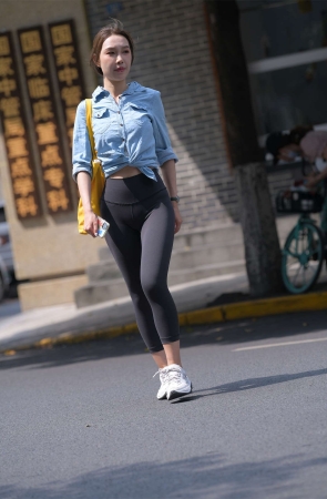 一始街拍作品 黑色瑜伽裤青春女孩