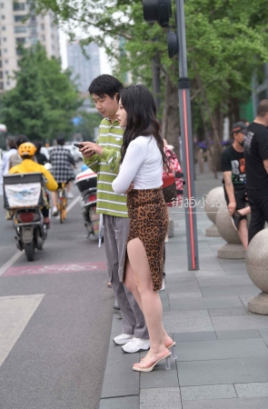 街拍肉肉的豹纹裙美女