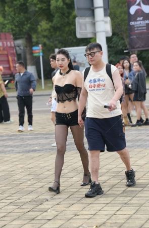 黑丝大长腿女盆友