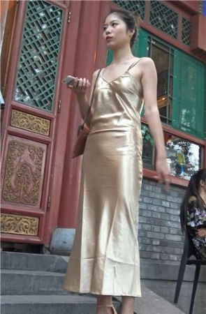 4k-性感吊带露背金色裙高颜值美女 [916 MB]