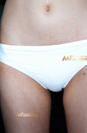 白色比基尼模特