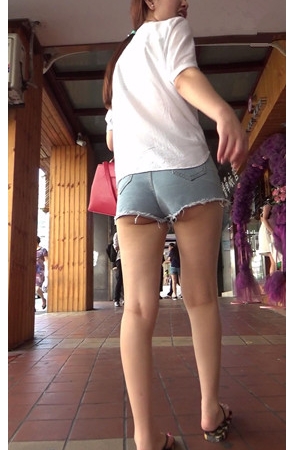 牛仔热裤月牙妹子