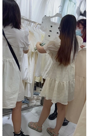 买衣服的妹子