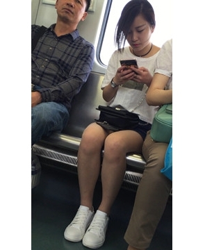 面对如此漂亮的妹妹坐旁边，大叔显得有点不淡定了。