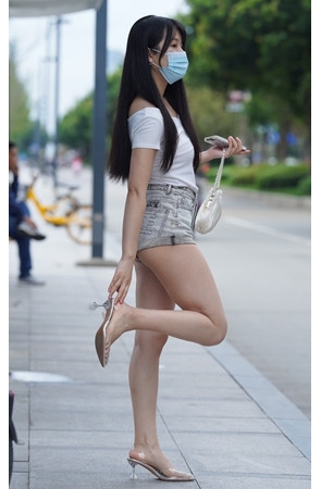 （视频）灰色牛仔月牙短裤美女[19.18G/MP4]