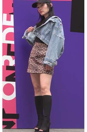 戴着鸭舌帽的豹纹裙美女