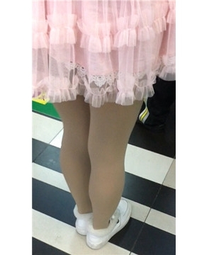 街拍粉裙丝袜可人小妹