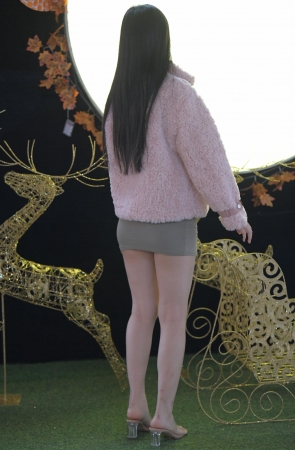 灰色包臀裙美女