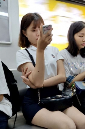 街拍坐姿端正的年轻少女 [426 MB/mp4]