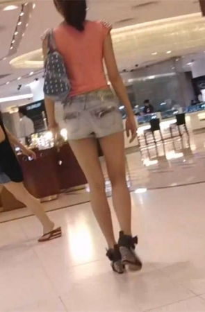 嫩长腿少女上电梯