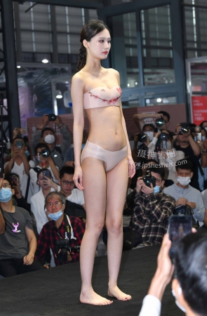 23419-8+48挺美的她～还是穿着内衣给你看呢～ 16P