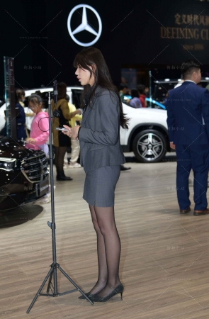 卖大奔的高跟美女主播