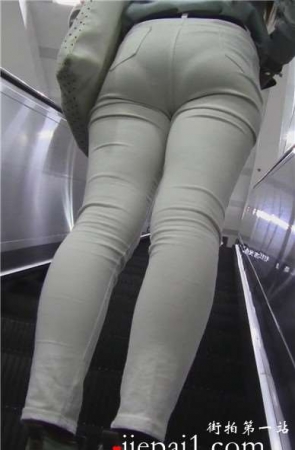 清纯白裤宽臀少女地铁站的等待 [436 MB]