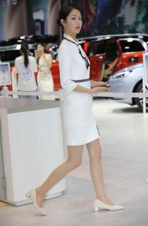 【街拍心灵】车展礼仪肉丝街拍高跟美腿