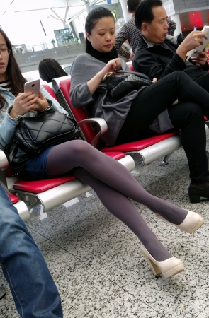 高铁站候车的白色高跟紫色丝袜极品细长美腿少妇