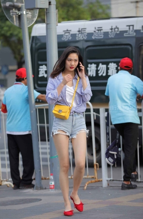 街拍红鞋子美女