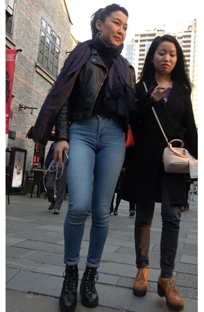 丰腴蓝牛紧身牛仔裤美女[2.52G/MP4]