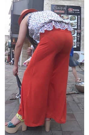 街拍一个漂亮的橘红紧身美女