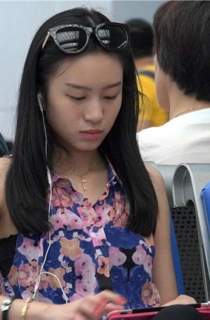 时尚的黑色紧身裤松糕鞋美足mm [3.34 GB/MP4]