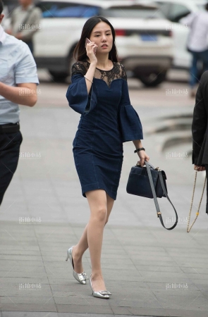 街拍打电话的丝袜美女