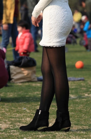 No571 可爱的长腿黑丝女孩忽然坐下脱了短靴