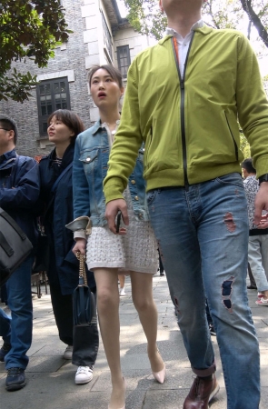 连衣裙，牛仔外套，高跟，丝袜美腿美女