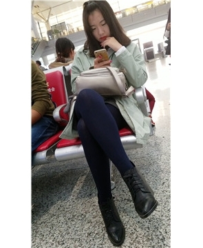 4k-高铁站候车室拍摄深蓝色丝袜打底的小眼睛萌妹子。