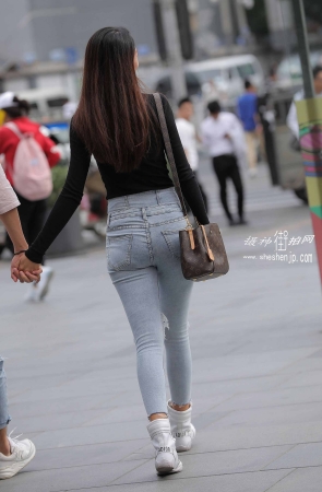 8917-2+61/紧牛女友 3P