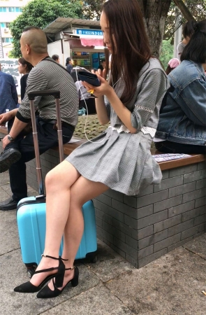 路边休息的高跟鞋美女