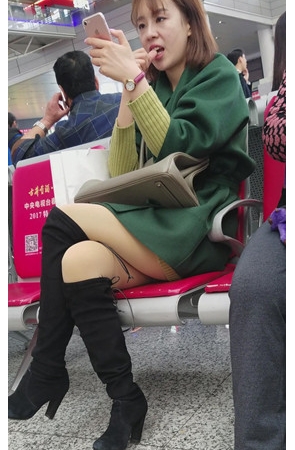 绿衣黑色长靴女孩