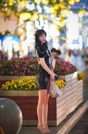 等车的气质美女