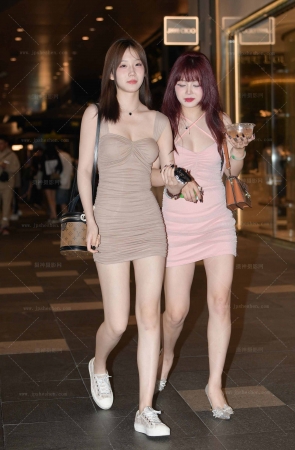 23619-22=123√性感穿搭～低胸俩闺蜜 14P