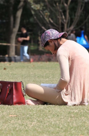 No82 静心阅读的韵妇