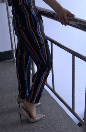 漂亮妈妈的肉丝袜美足脚