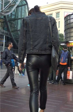 4k-街拍黑色紧身皮裤牛仔外套苗条身材美女第三集 [833 MB]