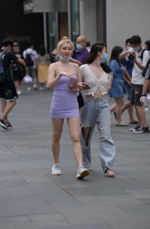 高腰牛仔热裤妹子