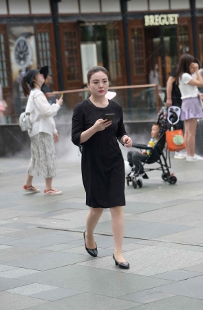 街拍黑色裙肉丝美女